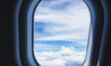 Стюардесса объяснила назначение дырок в&nbsp;окнах самолета