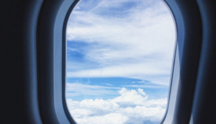 Стюардесса объяснила назначение дырок в&nbsp;окнах самолета