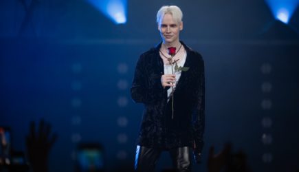 Снял парик и прошел босиком по стеклу: SHAMAN удивил Москву