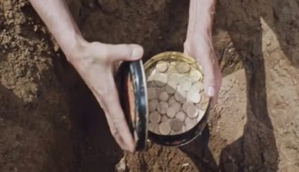 Вся деревня была в шоке, когда россиянка нашла в своем огороде золотые монеты: старые и ценные