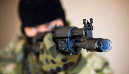 Люди в камуфляже с автоматами расстреляли толпу в «Крокус сити Холл»: что известно сейчас