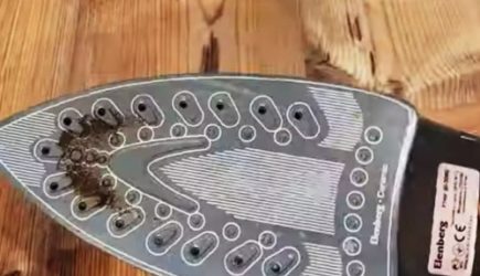 Быстро очищаем подошву утюга от нагара: дешевое аптечное средство и ватный диск