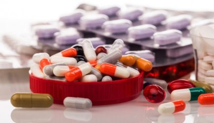 Ученый объяснил, какими напитками запрещено запивать таблетки