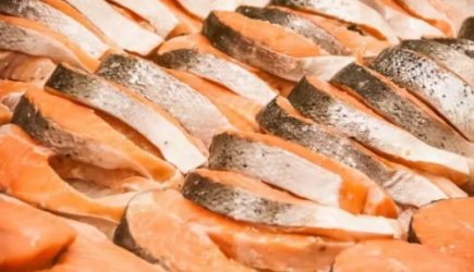 Что полезнее есть: селедку или красную рыбу &ndash; заблуждается каждый второй
