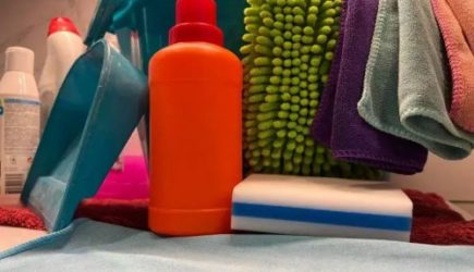 Как отмыть жирную плитку на кухне без капли моющего средства: будет блестеть, как стекло