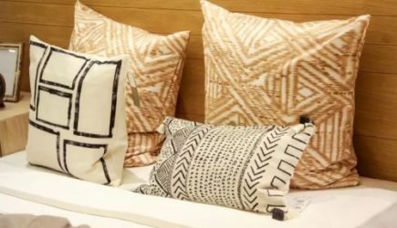 Как вывести желтые пятна с подушки: стирать не надо &mdash; достаточно использовать эти 2 простых средства