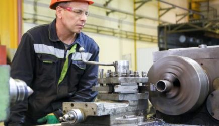 Льготы ветеранам труда в 2024 году: какие положены и как получить