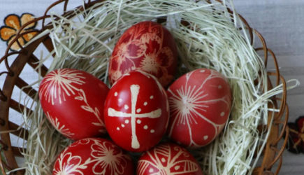 В какие цвета запрещено красить яйца на Пасху