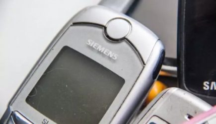 Правда ли, что спать рядом со смартфоном вредно для здоровья: однозначный ответ