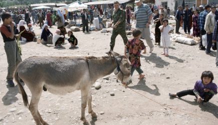 Россиянин описал обычаи в кишлаке Таджикистана фразой &laquo;женятся с 13-14 лет&raquo;