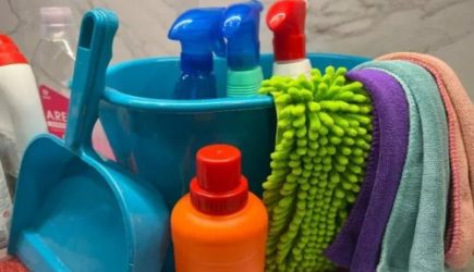 Что опытные хозяйки добавляют в воду для мытья окон: вся грязь убирается одним движением руки