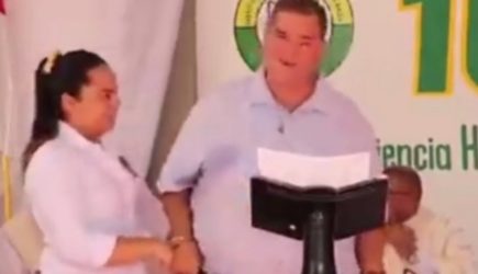 Похудевший мэр потерял штаны на глазах толпы и попал на видео