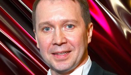 Больше не скрывает лицо: Миронов вывел на публику сына от сурмамы