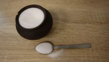 Почему повара солят блюда с большой высоты: это не только элемент шоу