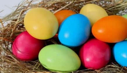 Как покрасить яйца на Пасху: без химии и луковой шелухи &ndash; пестрая гамма
