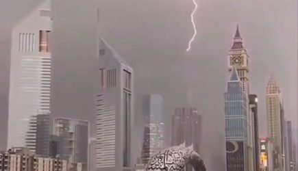 Молнии бьют в небоскребы, затоплены улицы и даже метро