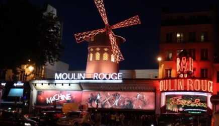 BFMTV: в Париже обрушились крылья мельницы знаменитого кабаре «Мулен Руж»