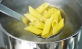 Выливать воду из-под макарон нельзя: опытные хозяюшки делают вот что