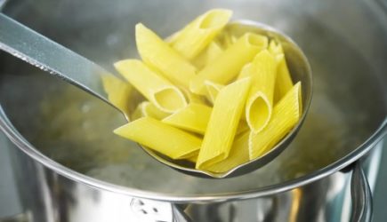 Выливать воду из-под макарон нельзя: опытные хозяюшки делают вот что