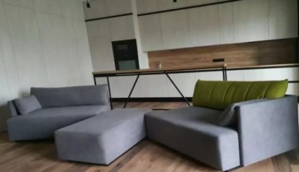 Что делать, если на мягкой мебели появилось жирное пятно: поможет мука &#8212; простая хитрость