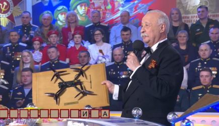 Якубовичу вручили презент из зоны СВО на &#171;Поле чудес&#187;