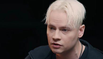 «А нижнее белье где?»: SHAMAN засняли с распахнутым халатом