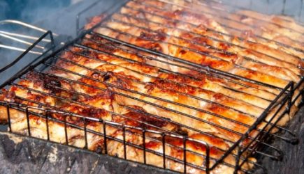 Решетка после жарки шашлыков черная и липкая: на помощь придет &laquo;дедовский&raquo; лайфхак