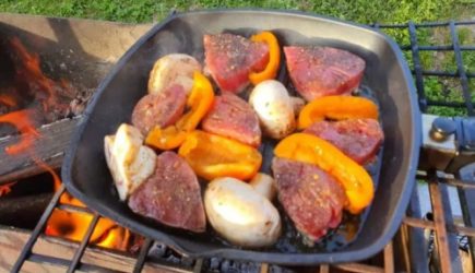 Как вкусно замариновать шашлык из свинины: не все хозяйки знают — повара раскрыли рецепты