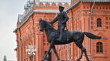 Женщины нанесли надпись &laquo;ГУР&raquo; на памятник полководцу Жукову на Манежной площади