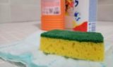 Зачем посыпать кухонную губку солью: в этом есть смысл