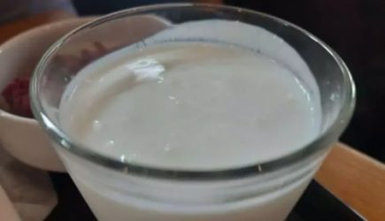Утром натощак или перед сном? Когда лучше пить кефир — есть однозначный ответ