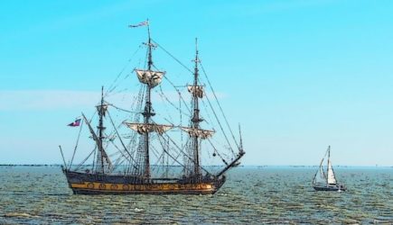 Жители испанского острова на&nbsp;лодках доставили воду и&nbsp;еду экипажу фрегата &laquo;Штандарт&raquo;