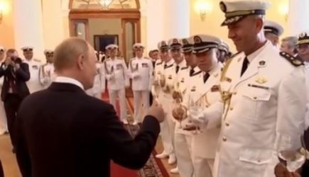 Путин успокоил разбившего бокал иностранного гостя приема в Адмиралтействе: «На счастье»