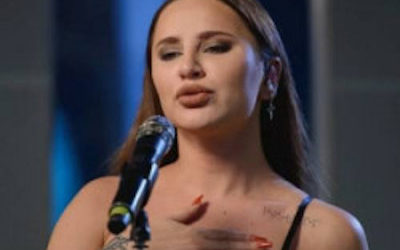 Жуткое ЧП прямо на сцене: певица собирала выбитые зубы по полу