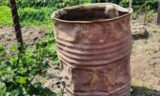 Для чего американские огородники ставят посреди участка ржавую бочку и выскребают из нее ржавчину: она на вес золота