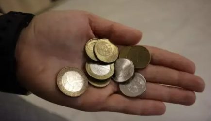 Что нельзя давать другим людям, чтобы не накликать беду и проблемы с деньгами: одалживаете свое счастье