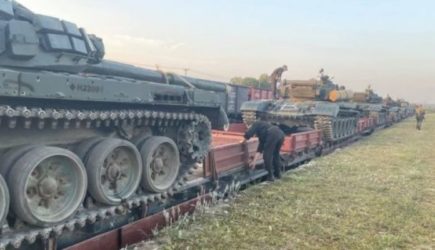 ЧВК &laquo;Вагнер&raquo;? Техника армии Белоруссии движется к&nbsp;границе с&nbsp;Украиной под знаком &laquo;В&raquo;