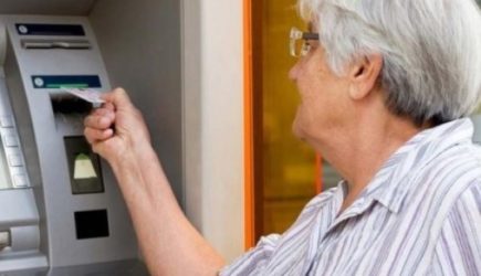 &laquo;С 20 сентября &ndash; полный запрет&raquo;. Всех, кто получает пенсию на банковскую карту, ждет сюрприз