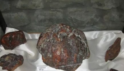 Пенсионерка годами подпирала дверь самородком янтаря за &euro;1 млн