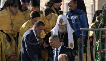 Патриарха Кирилла под руки привели к скорой после выступления в Петербурге