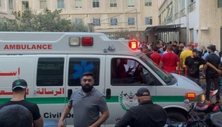 По всему Ливану внезапно начали взрываться пейджеры, среди раненых &mdash; посол Ирана. Израиль подозревают в кибератаке