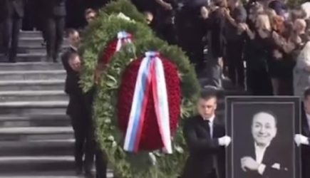 «Боженька все видит»: у внучки Маслякова стучилась истерика на кладбище