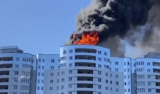 Кровля многоэтажного дома горит в центре Калининграда