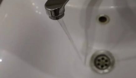 Выливаете кипяток в раковину? Вот почему этого делать нельзя