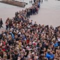 40-километровая очередь: с кем попрощались россияне?