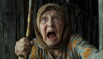 С «бабой Аллой из трёшки» не совладали ни газовщики, ни полиция: Соседка, которая могла подорвать дом, была «не в себе»