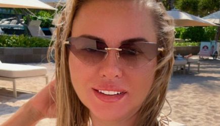 Семенович показала влажное тело в тугом купальнике &ndash; откровенное фото