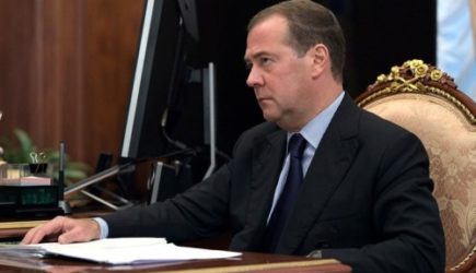 Путин пошутил про Медведева и фразу «денег нет»