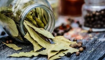 Cколько листиков лаврушки надо запаривать на ночь?