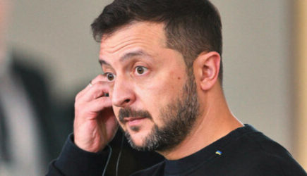 «Макрон положил руку и успокаивающе посмотрел»: NYP раскрыла, как Зеленский опозорился в Париже